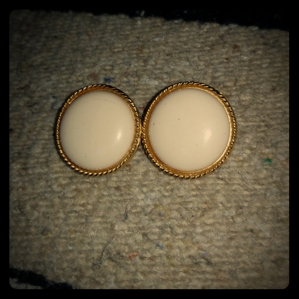 Vntge clip on circular goldtone earrings